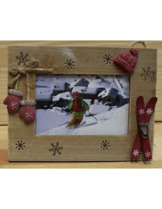 Cadre photo montagne bois ski gants et bonnet rouges 